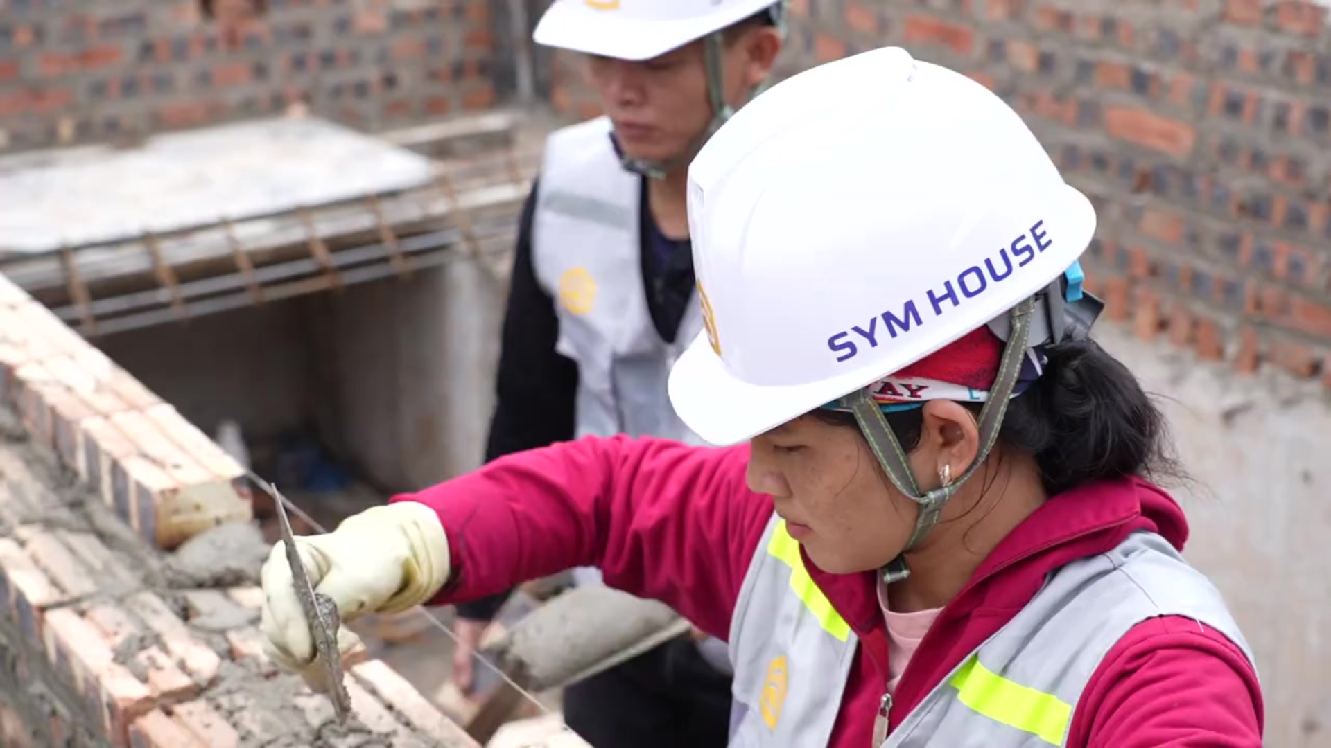 Công nhân Sym House thực hiện công tác xây tường