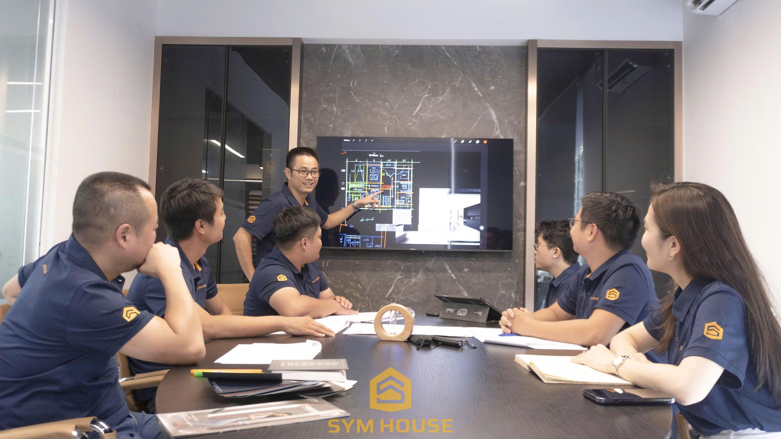 Các kiến trúc sư phân tích và đưa ra phương án thiết kế phù hợp cho gia chủ 