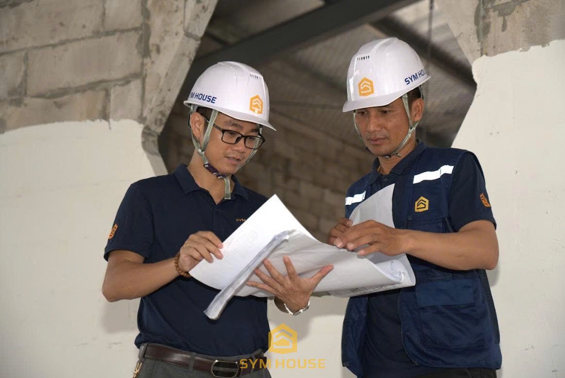 Kỹ sư giám sát của Sym House tại công trường