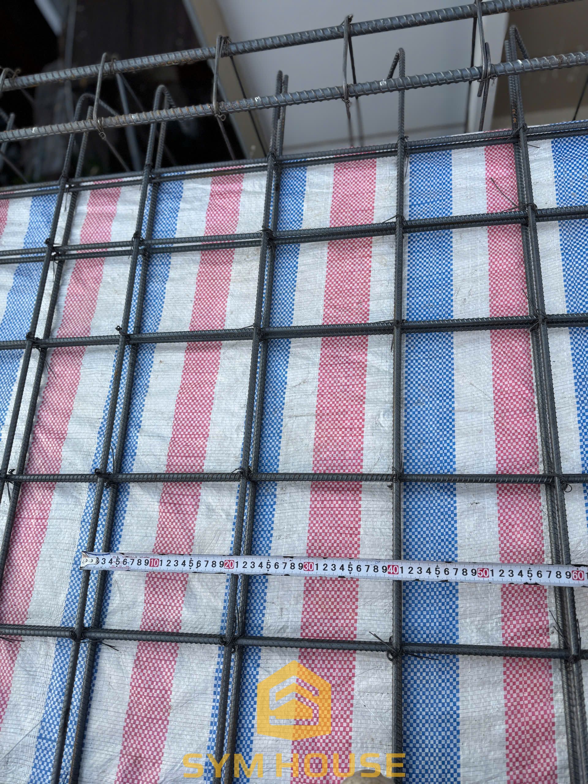 Kiểm tra khoảng cách đặt thép trước khi đổ bê tông 