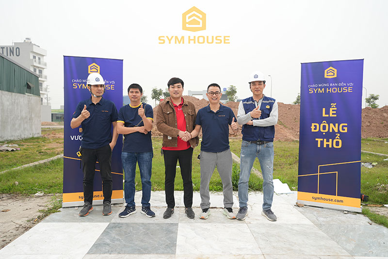 CEO Hồ Văn Việt cùng đội ngũ kiến trúc sư SYM HOUSE và anh Hải (chủ đầu tư) đã chính thức tiến hành lễ động thổ đánh dấu cột mốc quan trọng đầu tiên trong hành trình kiến tạo không gian nhà hàng Indochine thành hiện thực