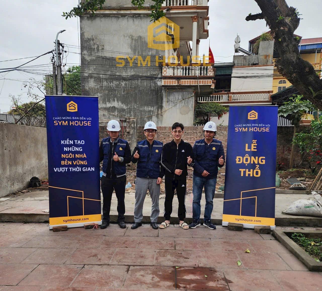 CEO. Hồ Văn Việt cùng đội ngũ kiến trúc sư, kỹ sư của SYM HOUSE đã cùng anh Vũ tại Hưng Yên lưu lại những khoảnh khắc ý nghĩa trong ngày lễ động thổ vào ngày 1/3/2025
