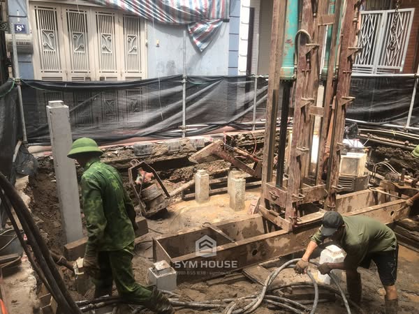 Tiến hành ép cọc bê tông cho dự án nhà phố tại Ngõ Quỳnh, Hai Bà Trưng, Hà Nội