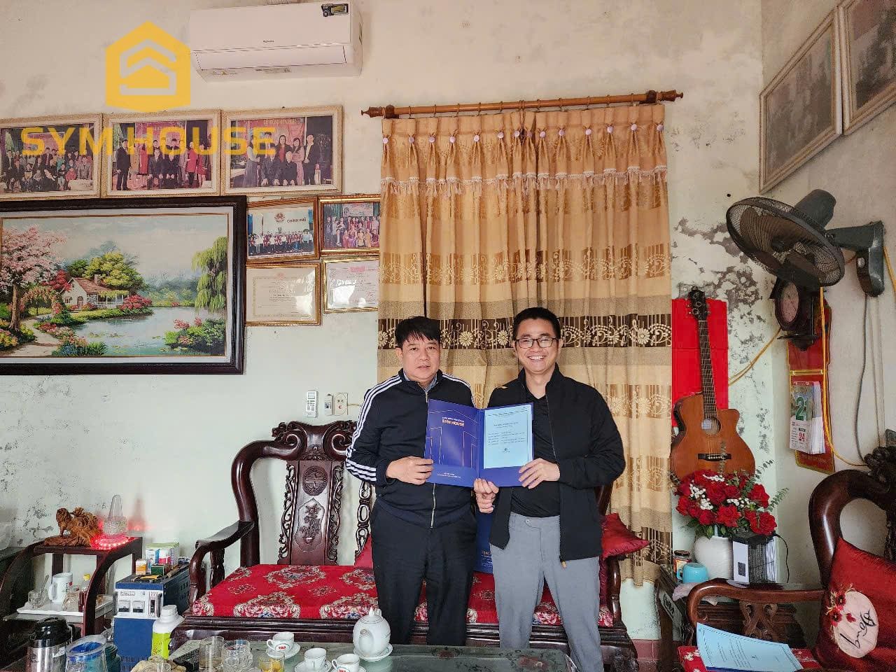CEO. KTS. Hồ Văn Việt cùng anh Tuấn (chủ đầu tư) tại Đoan Hùng, Phú Thọ ký kết hợp đồng thiết kế - thi công xây nhà cấp 4 hệ mái Nhật trọn gói với diện tích 180m2