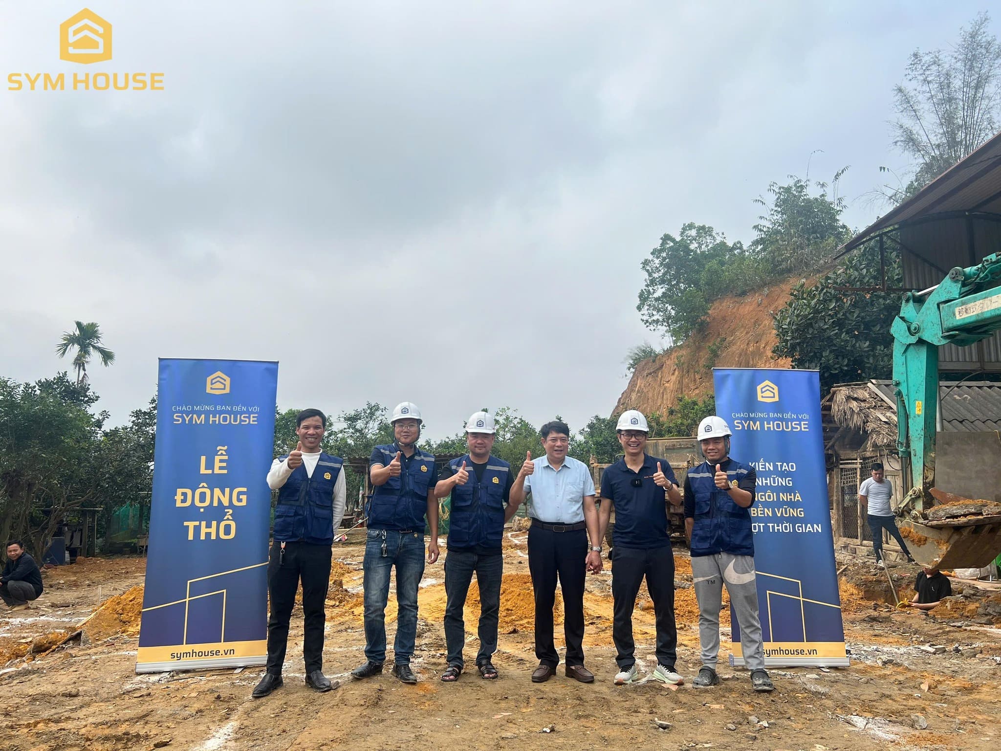 Đội ngũ KTS, kỹ sư cùng anh Tuấn (chủ đầu tư) lưu giữ hình ảnh trong ngày lễ động thổ