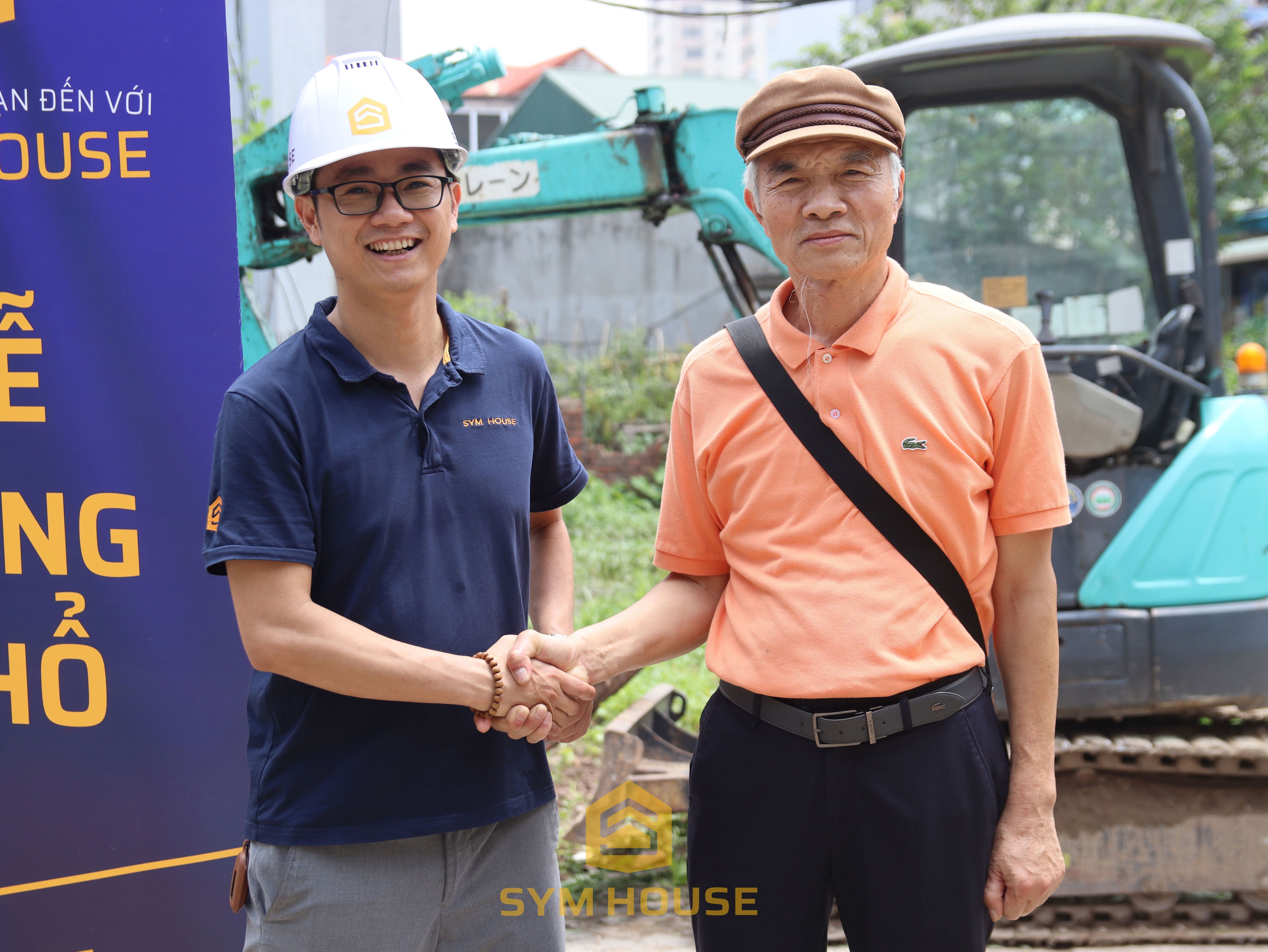 CEO Hồ Văn Việt và chú Hiếu  (chủ đầu tư) chính thức bắt tay hợp tác, khởi đầu cho hành trình xây dựng một tổ ấm chất lượng, chỉn chu đến từng chi tiết