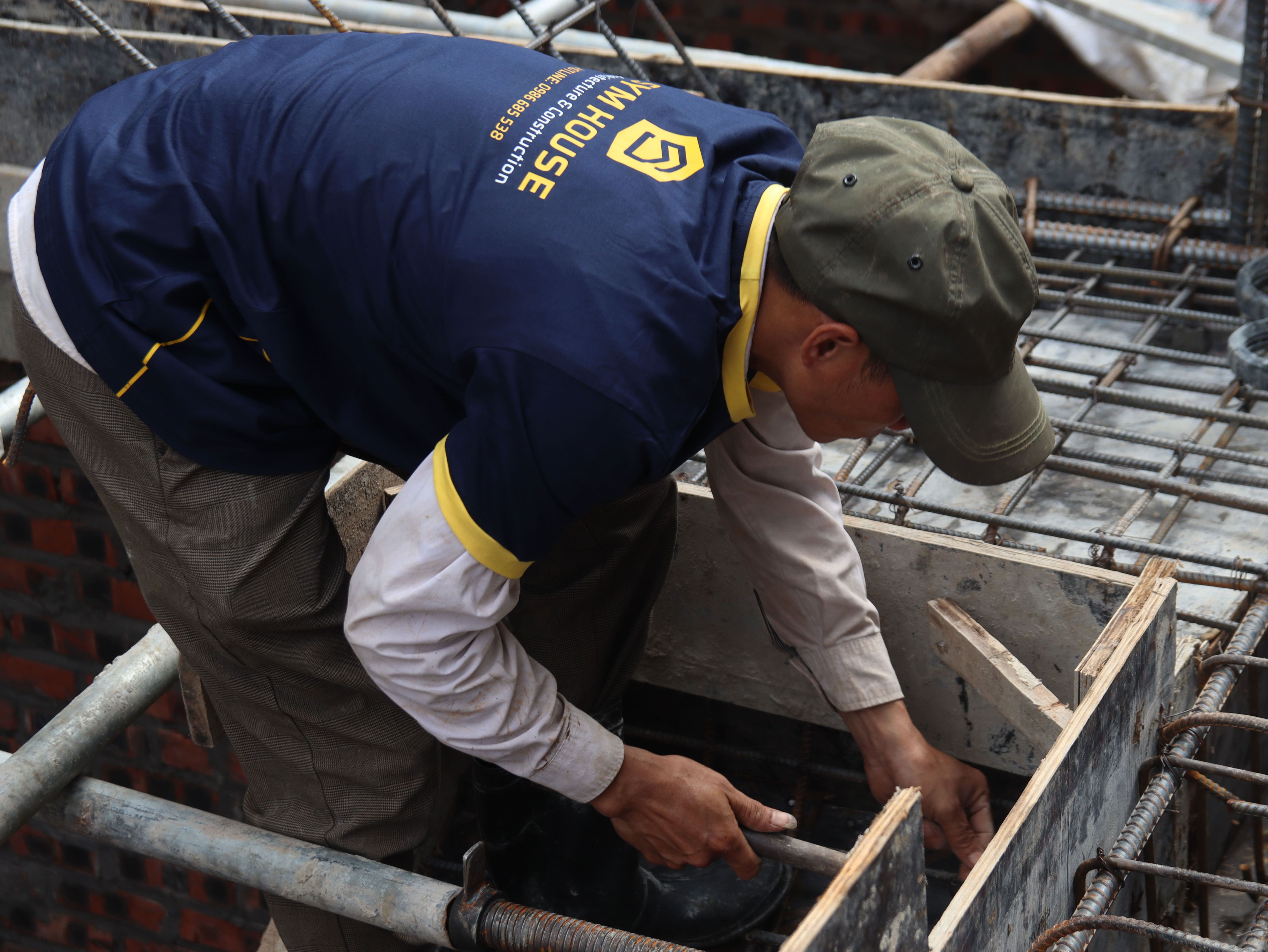 Gia công lắp dựng cốp pha giàn nhà ở tại SYM 