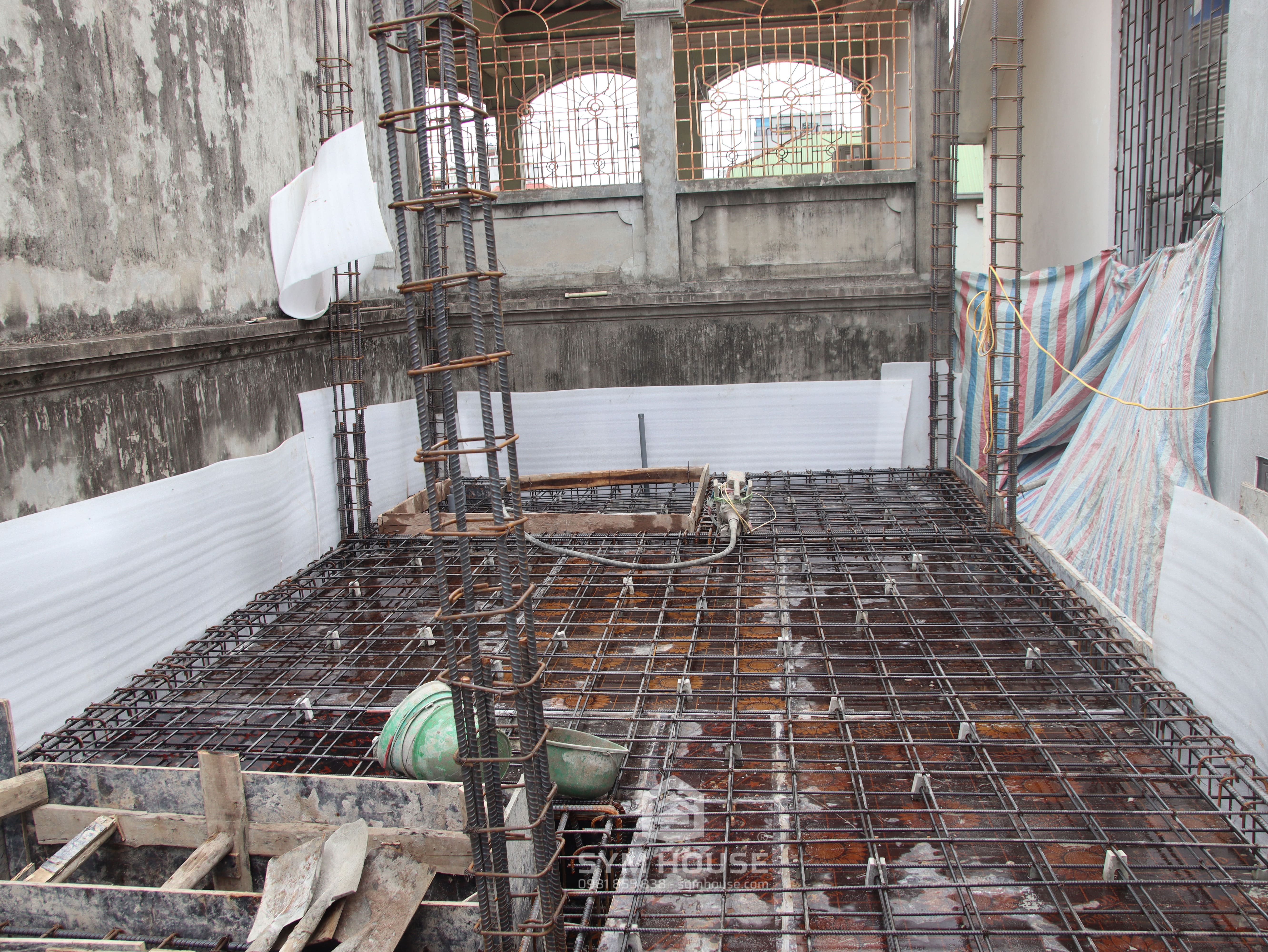 Bố trí thép sai kỹ thuật hoặc rút bớt thép